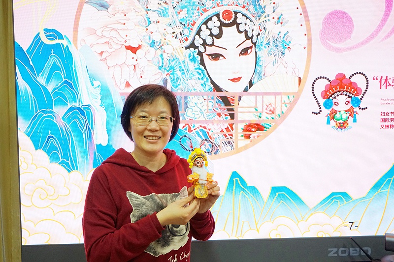 ZOBO羞羞视频APP大全工会丨举办体验非遗之美-制作北京绢人的“女神节”活动